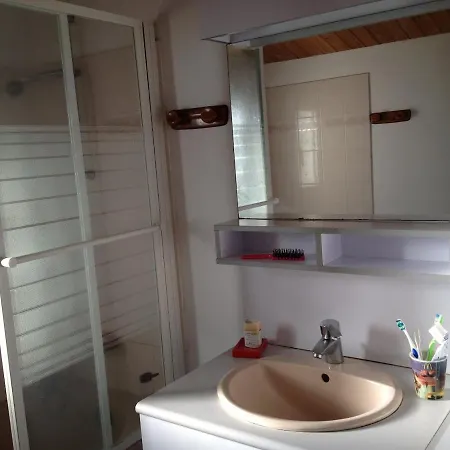 Maison Face à La *